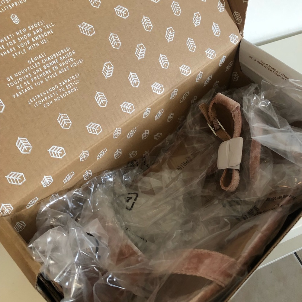 NEW Call It Spring Pink Mateare Velvet Sandals - Picture 2 of 7